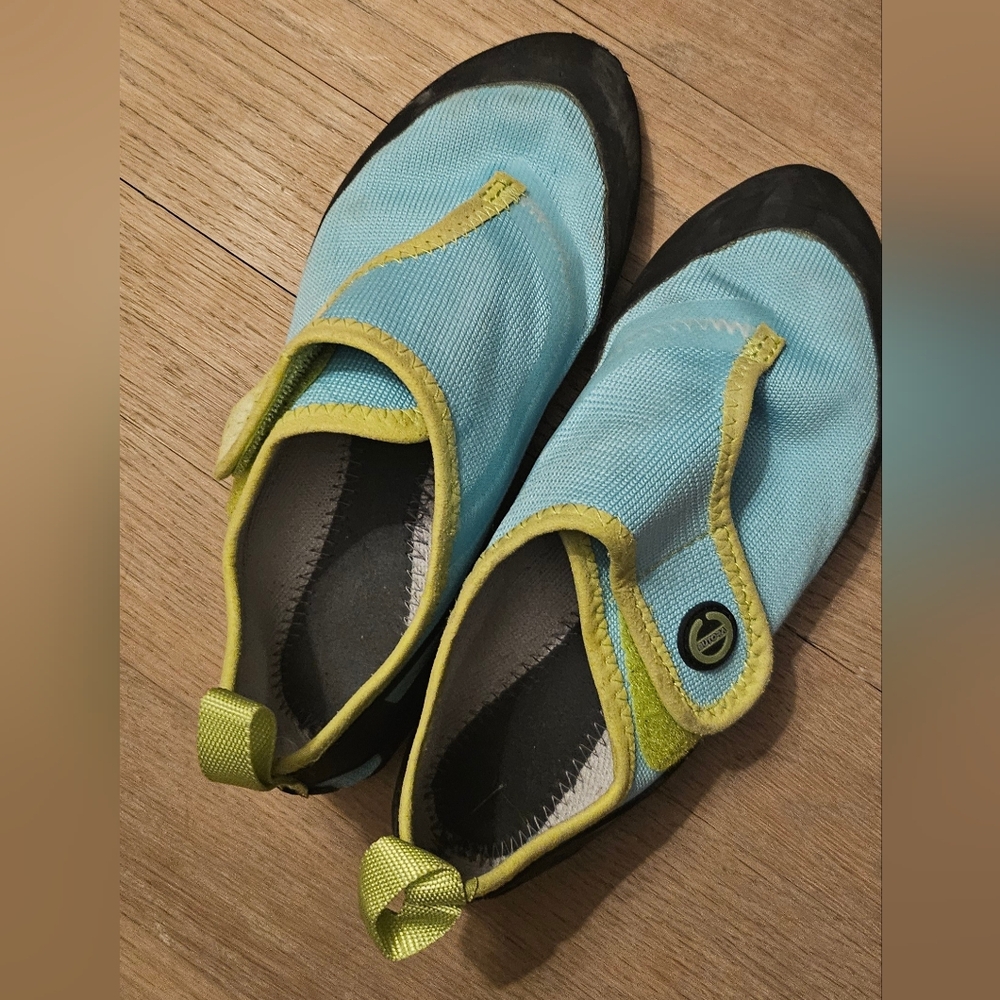Kids climbing shoes